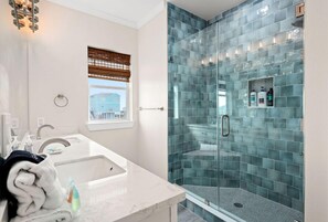 Shower, hair dryer, towels - Spindlewood Inn! New Listing! (Galveston)