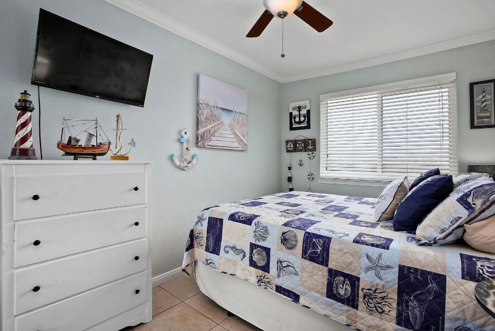 Crab Crib! Beachside Resort! With Heated Pool, Hot Tub, and More