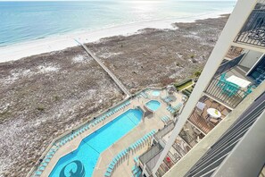 Innendørsbasseng og et oppvarmet basseng