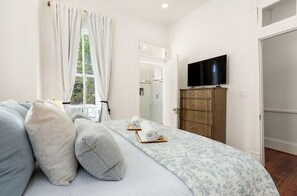 4 bedrooms, iron/ironing board, travel cot, free WiFi - Welcome to The Blue Owl! (Galveston)