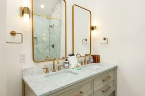 Regadera, secadora de cabello, toallas, papel de baño 
