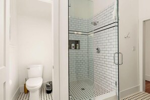 Shower, hair dryer, towels, toilet paper - Welcome to The Blue Owl! (Galveston)