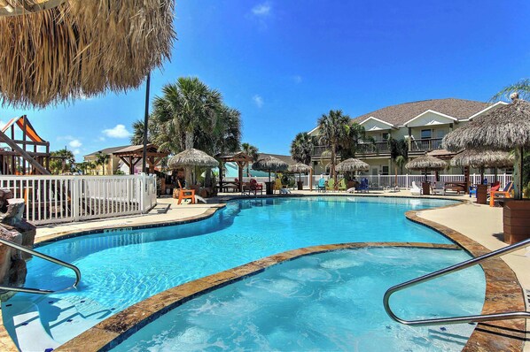 Pool - Resort Pool, Outdoor Dining & Comfort - Blue Wave (Port Aransas)