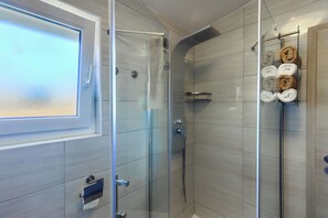 Een douche, een haardroger, handdoeken, zeep