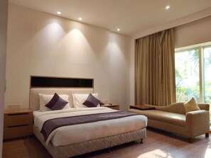 俱樂部客房 | 客房內保險箱、書桌、筆電工作空間、遮光布/窗簾