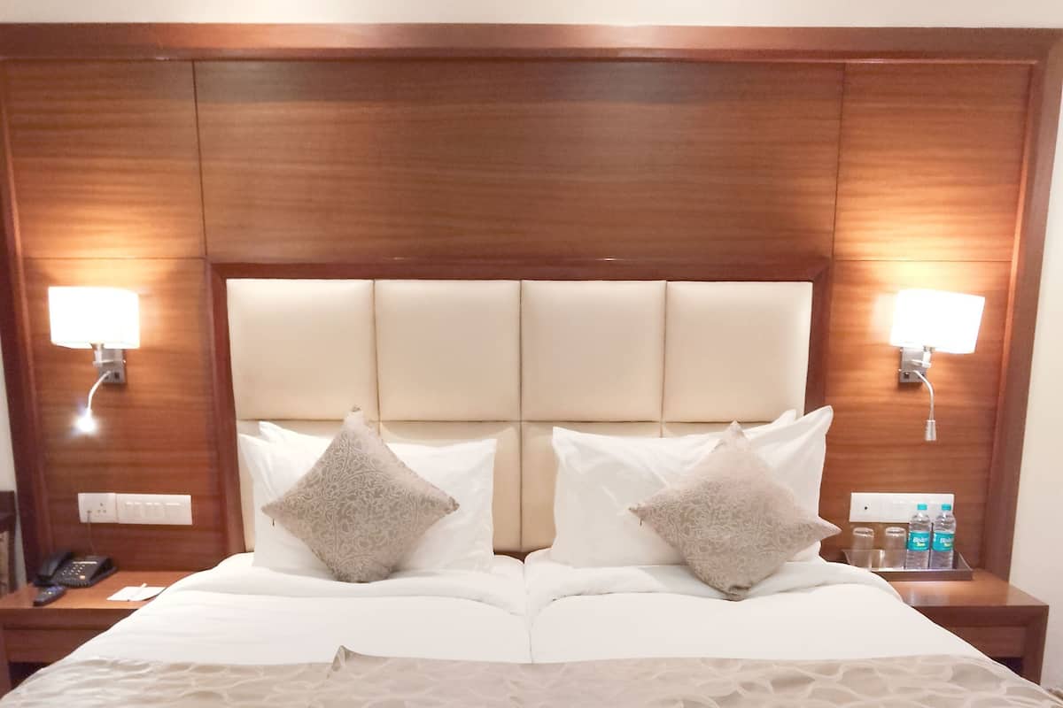 Deluxe Twin kamer | Een kluis op de kamer, een bureau, een laptopwerkplek