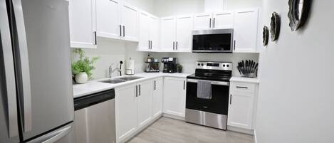 Jääkaappi, mikroaaltouuni, uuni, liesi