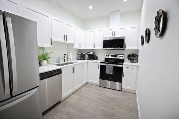 Kühlschrank, Mikrowelle, Ofen, Herdplatte