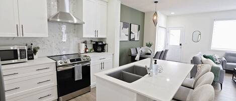 Frigorífico, microondas, horno y placa de cocina