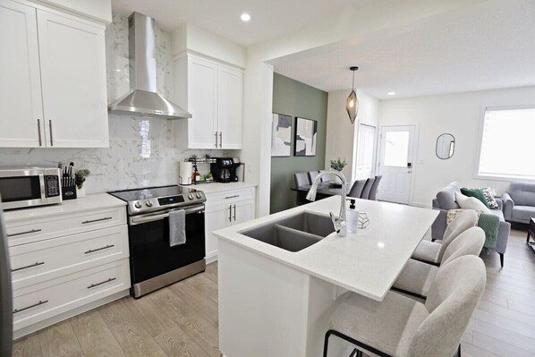 Frigorífic, microones, forn i placa de cuina 