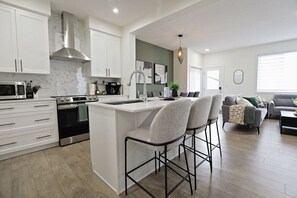 Frigorífic, microones, forn i placa de cuina 