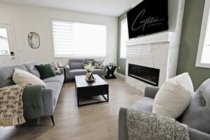 Televisor intel·ligent, llar de foc i llibres 