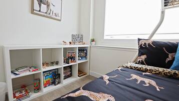 5 間睡房、書桌、熨斗/熨衫板、可攜式嬰兒床