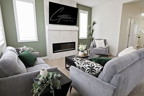 Smart TV, fireplace, books - Elegant Retreat: 4 King/3 Queen|Sleeps 14|Near WEM (Edmonton)