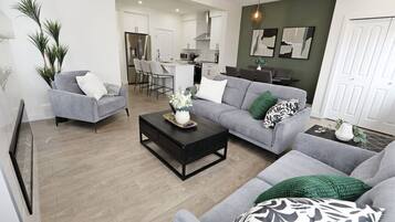 Smart-tv, een open haard en boeken