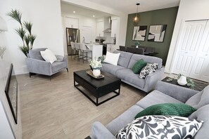 Smart TV, fireplace, books - Elegant Retreat: 4 King/3 Queen|Sleeps 14|Near WEM (Edmonton)