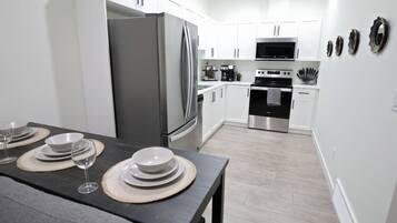 雪櫃、微波爐、焗爐、爐具