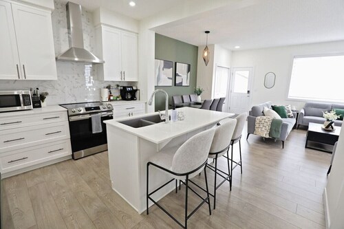 Elegant Retreat: 4 King/3 Queen|Sleeps 14|Near WEM