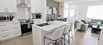 Elegant Retreat: 4 King/3 Queen|Sleeps 14|Near WEM