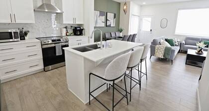 Elegant Retreat: 4 King/3 Queen|Sleeps 14|Near WEM
