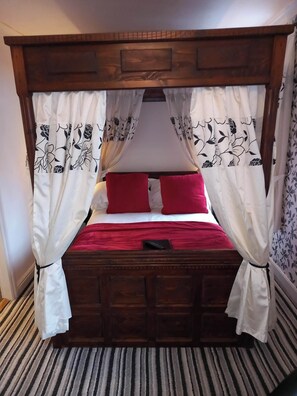 Egyptian cotton sheets, premium bedding, iron/ironing board, free WiFi - Virginia Cottage  (Windermere)