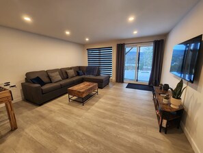 Téléviseur, foyer, livres