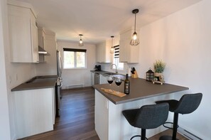 Réfrigérateur, four à micro-ondes, un four, surface de cuisson