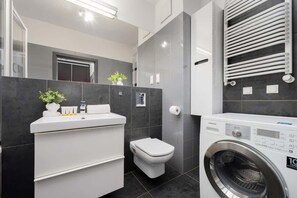 Shower, hair dryer, towels