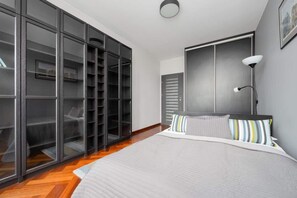 2 bedrooms, desk, iron/ironing board, WiFi