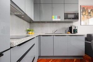 Fridge, microwave, stovetop, dishwasher