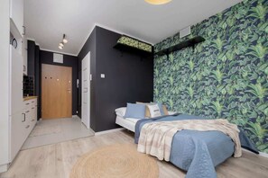 Tabla de planchar con plancha, wifi, ropa de cama