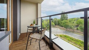 Outdoor dining - Comfortable Studio with Balcony | Close to Metro and Park (Warszawa)