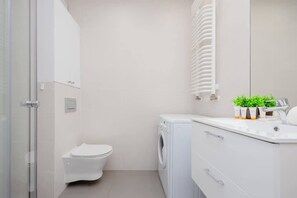 Douche, sèche-cheveux, serviettes fournies