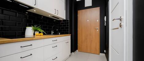 Kühlschrank, Mikrowelle, Herdplatte, Kochgeschirr/Geschirr/Besteck