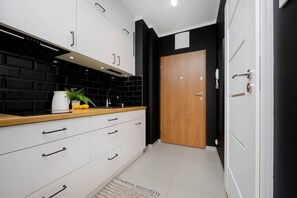 Refrigerador, microondas, placa de cocina, utensilios de cocina