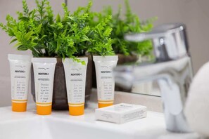 Douche, sèche-cheveux, serviettes fournies