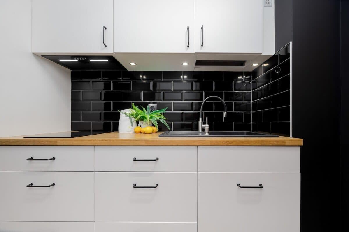 Kühlschrank, Mikrowelle, Herdplatte, Kochgeschirr/Geschirr/Besteck