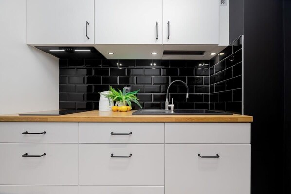 Réfrigérateur, micro-ondes, plaque de cuisson