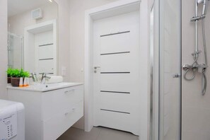 Douche, sèche-cheveux, serviettes fournies