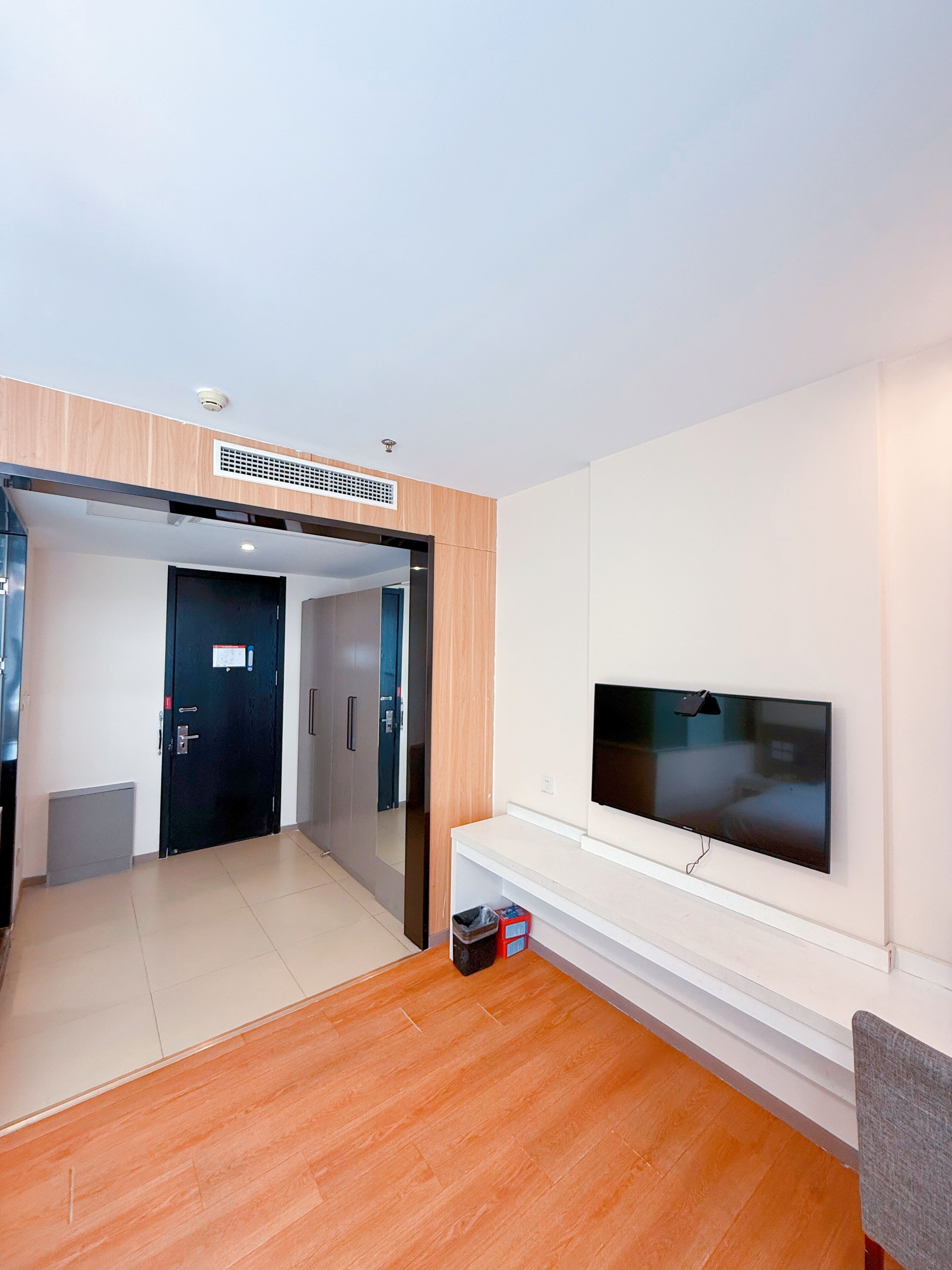 Chambre Deluxe double, 1 grand lit, fumeur, vue sur la ville | Accès au Wi-Fi (inclus), literie fournie