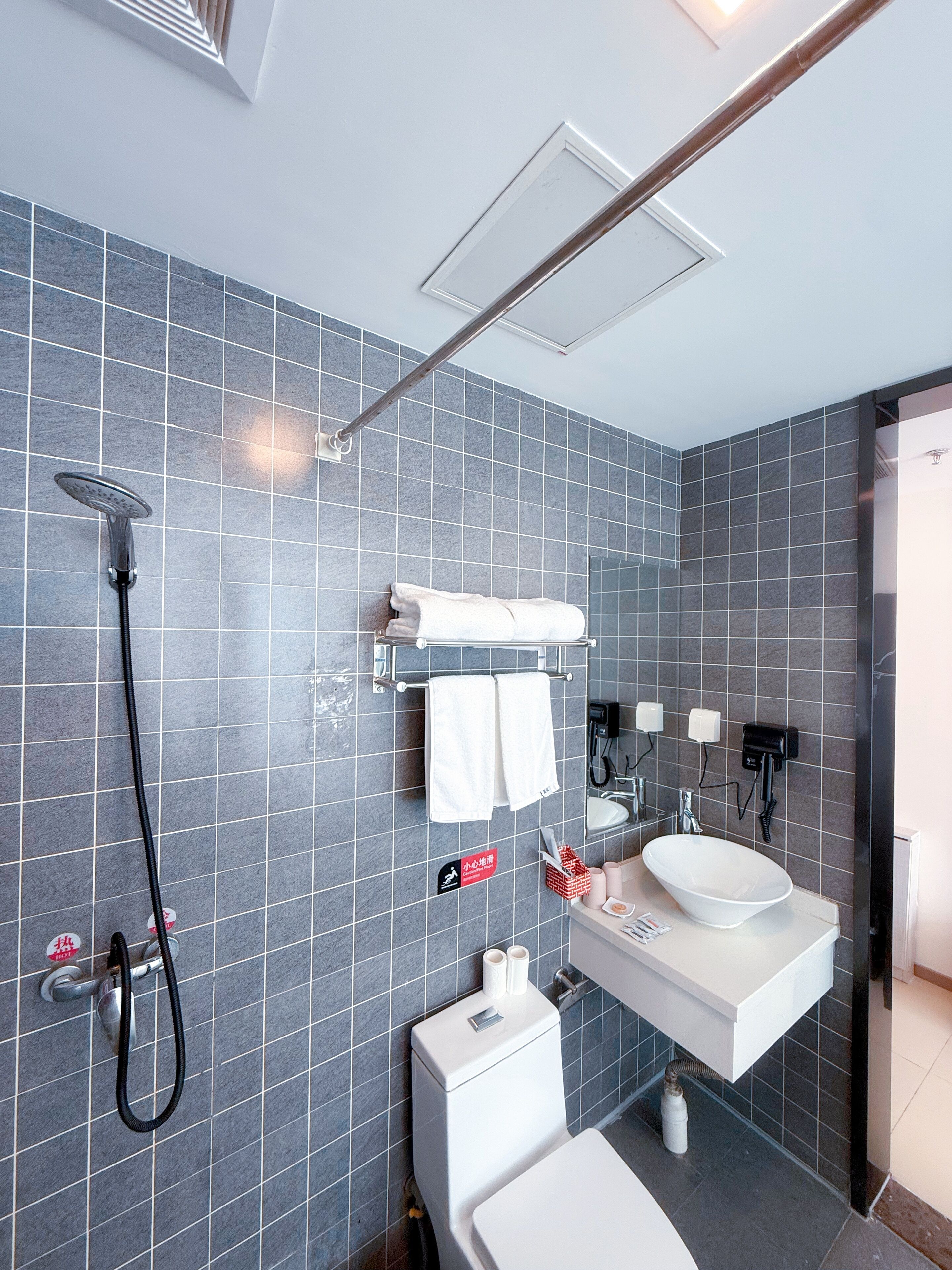 Luxury Twin Room, 2 Single Beds, Smoking, City View | Bathroom | Shower, rainfall showerhead, hair dryer, towels