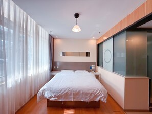 Habitación Deluxe doble, 1 cama de matrimonio, fumadores, vistas a la ciudad | Wifi gratis y ropa de cama