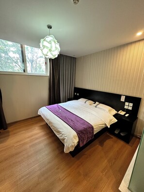 Standard Double Room, 1 Queen Bed, Smoking, City View | Free WiFi, bed sheets