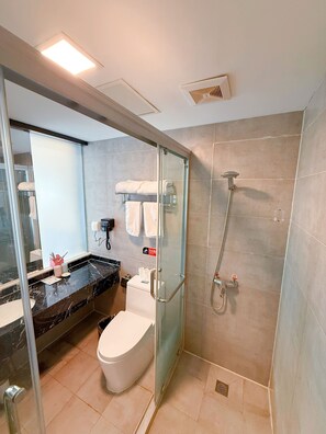 Habitación Deluxe doble, 1 cama de matrimonio, fumadores, vistas a la ciudad | Baño | Ducha, cabezal de ducha tipo lluvia, secador de pelo y toallas