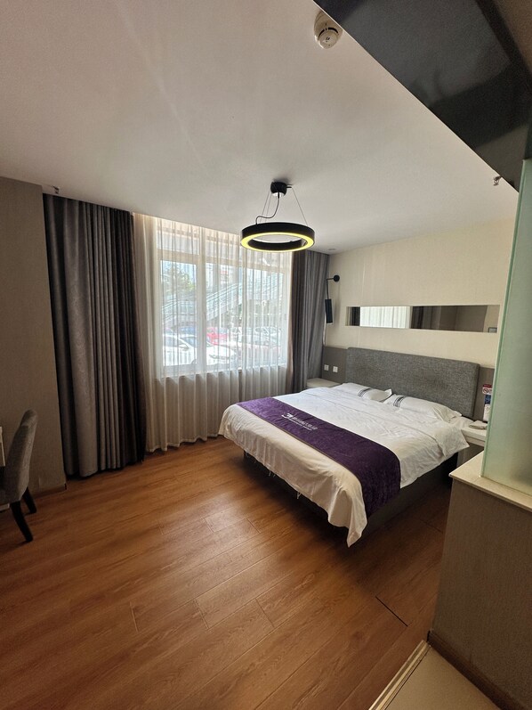 Deluxe Double Room, 1 Queen Bed, Smoking, City View | Free WiFi, bed sheets