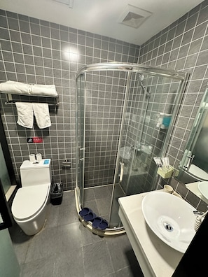 Economy Double Room, 1 Queen Bed | Bathroom | Shower, rainfall showerhead, hair dryer, towels - Morning Wind Urban Hotel (May Fourth Square Branch) (Qingdao)