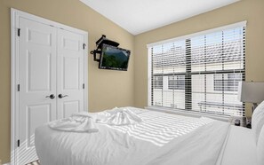 4 habitaciones, escritorio y tabla de planchar con plancha 