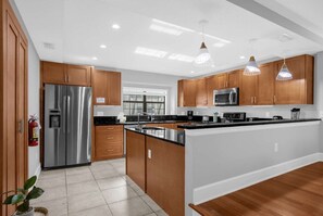 Fridge, microwave, oven, stovetop - Love Magic: Newly Renovated Townhome for Christmas & New Year! (Orlando)