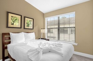 4 habitaciones, escritorio y tabla de planchar con plancha 