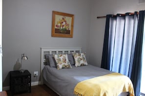 3 bedrooms, iron/ironing board, free WiFi, bed sheets - Lovely 3-bed House in Beaufort West (Beaufort West)